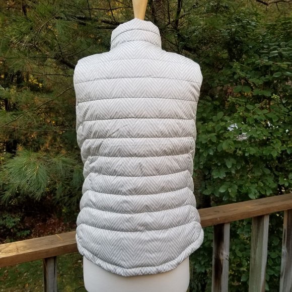 NWOT GAP PUFFY VEST WHITE GRAY HERRINGBONE PATTERN - Picture 3 of 7